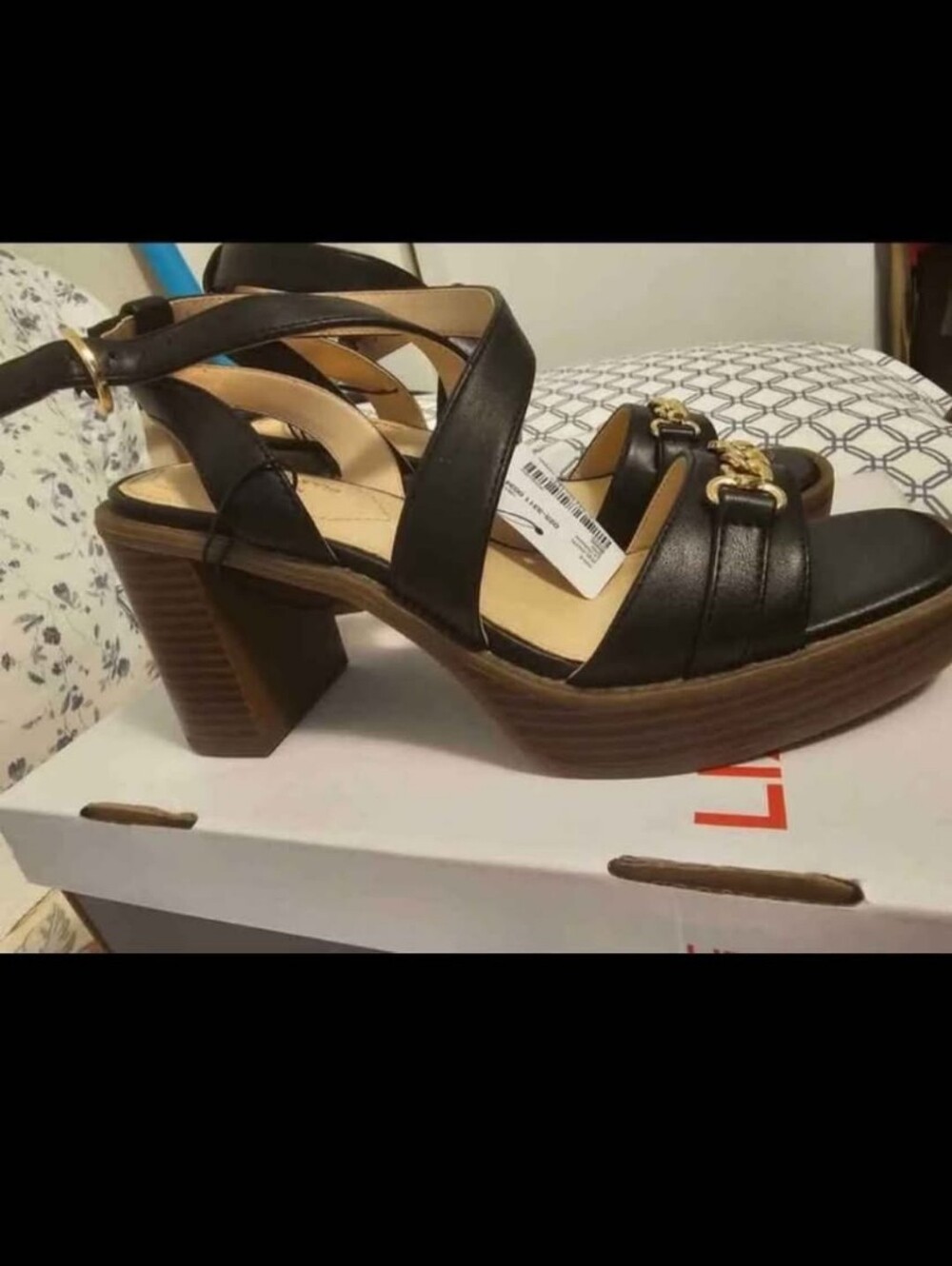 New womans size 6M LIZ CLAIBORNE HEEL